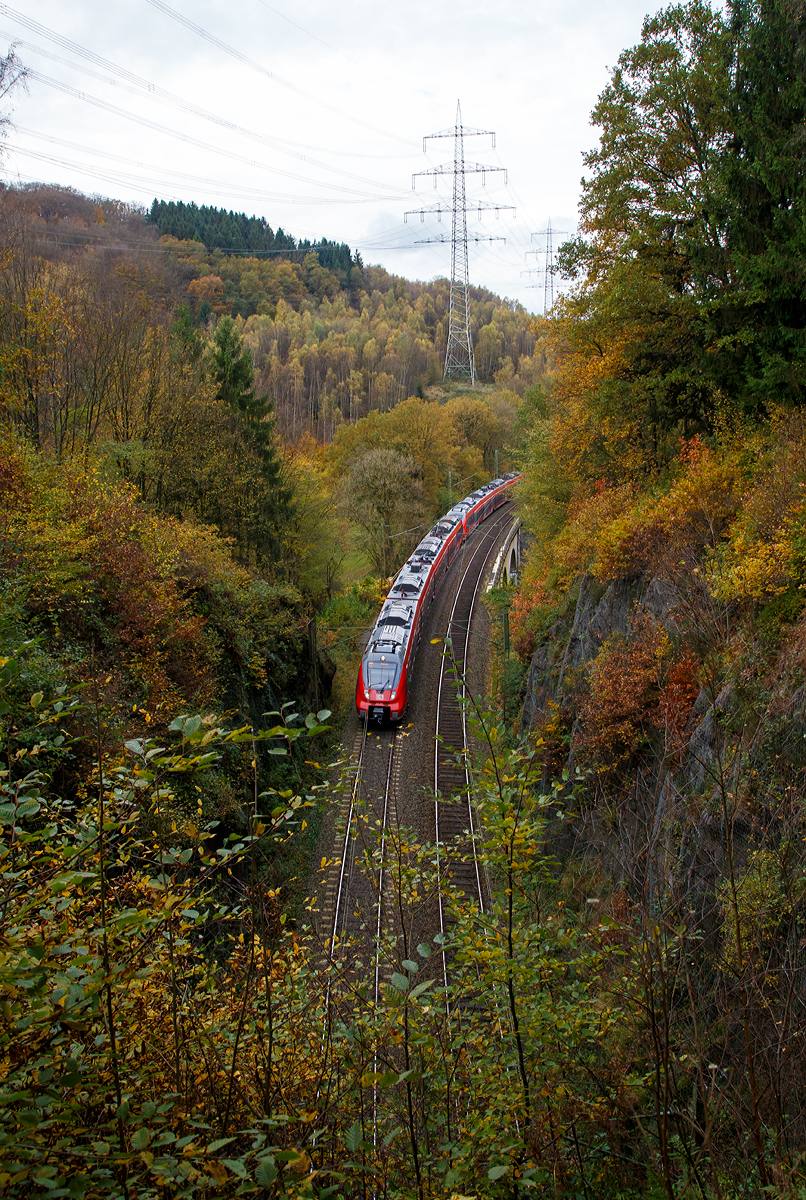 
Zwei gekuppelte 4-teilige Tallent 2 der DB Regio NRW fährt am 31.10.2017, als RE 9 (rsx - Rhein-Sieg-Express) Aachen - Köln - Siegen, durch Scheuerfeld/Sieg. Hier überqueren sie gerade die Sieg bevor es in den 32 m langen Mühlburg-Tunnel geht (wird auch Mühleberg-Tunnel genannt) und dann wieder über die Sieg geht.