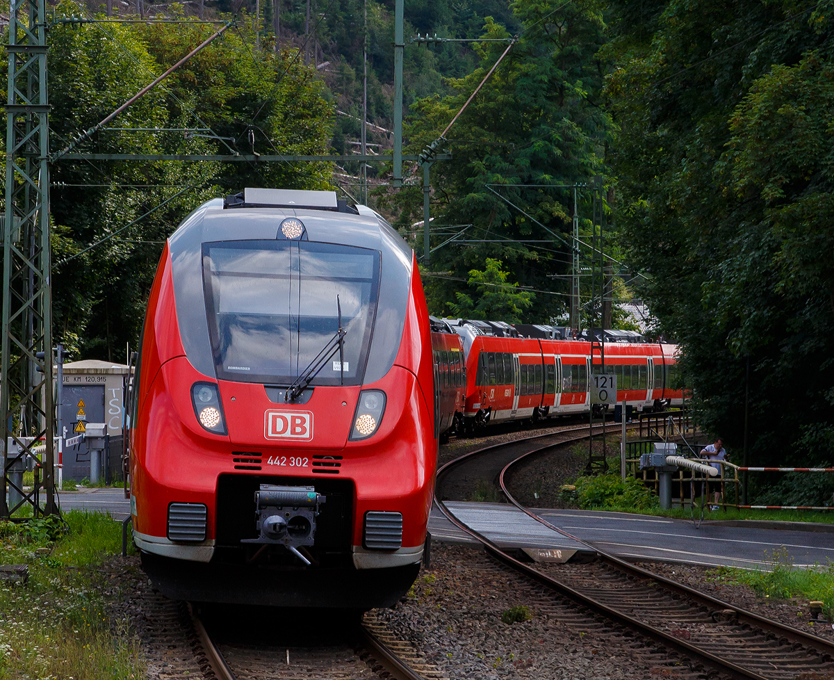 Zwei gekuppelte  Bombardier Talent 2 der DB Regio NRW erreichen am 21.08.2021, als RE 9 rsx - Rhein-Sieg-Express (Aachen – Köln - Siegen), dem Bahnhof Kirchen (Sieg).  (Aufnahme vom Bahnsteig).