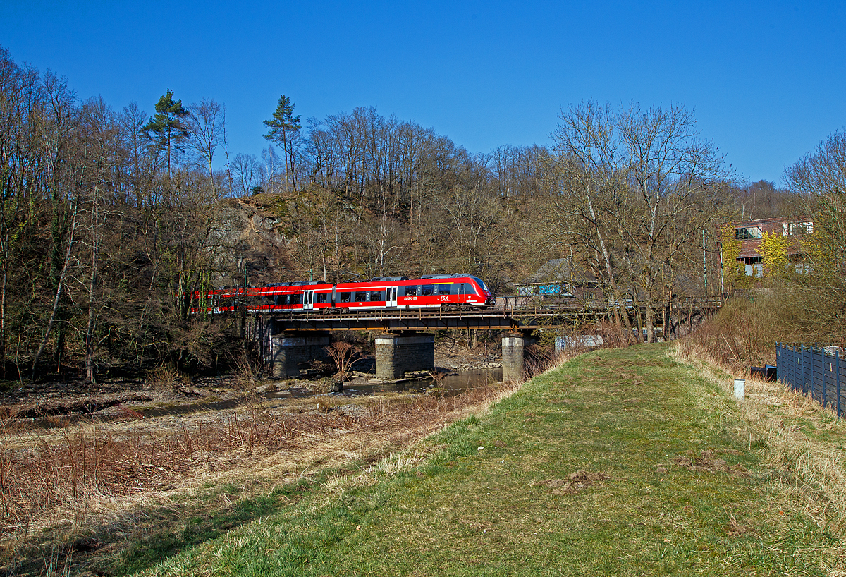 Zwei gekuppelte Bombardier Talent 2 der DB Regio NRW haben am 05.06.2022 gerade den 32 m kurzen Mühlburg-Tunnel durchfahren und überqueren nun die Sieg. Dann folgt ohne Halt der Bahnhof Scheuerfeld (Sieg), nächster Halt ist Betzdorf (Sieg).