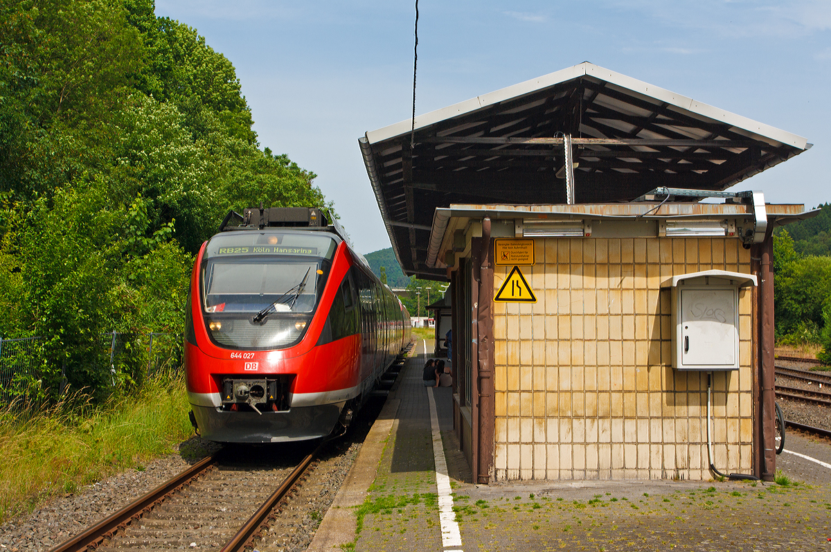 
Zwei gekuppelte Bombardier Talent (644 027 / 527 und 644 033 / 533) am 07.06.2014 beim Halt im Bahnhof Dieringhausen. Er fährt als RB 25  Oberbergische Bahn  die Verbindung  Meinerzhagen - Gummersbach -Köln Hansring. Die RB 25 beginnt in Köln-Hansaring und führt über die Gleise der S-Bahn-Stammstrecke auf die Bahnstrecke Köln-Kalk–Overath, in Overath dann auf die Bahnstrecke Siegburg–Olpe   Aggertalbahn  (KBS 459), auf der sie bis Dieringhausen fährt, ab dort fährt sie auf der  Volmetalbahn  (KBS 434) zum Endpunkt Meinerzhagen.

Die RB 25 verkehrt im Abschnitt zwischen Köln-Hansaring und Engelskirchen (in den Hauptverkehrszeiten bis Gummersbach) halbstündlich. Stündlich fahren die Züge über Overath hinaus nach Meinerzhagen.
