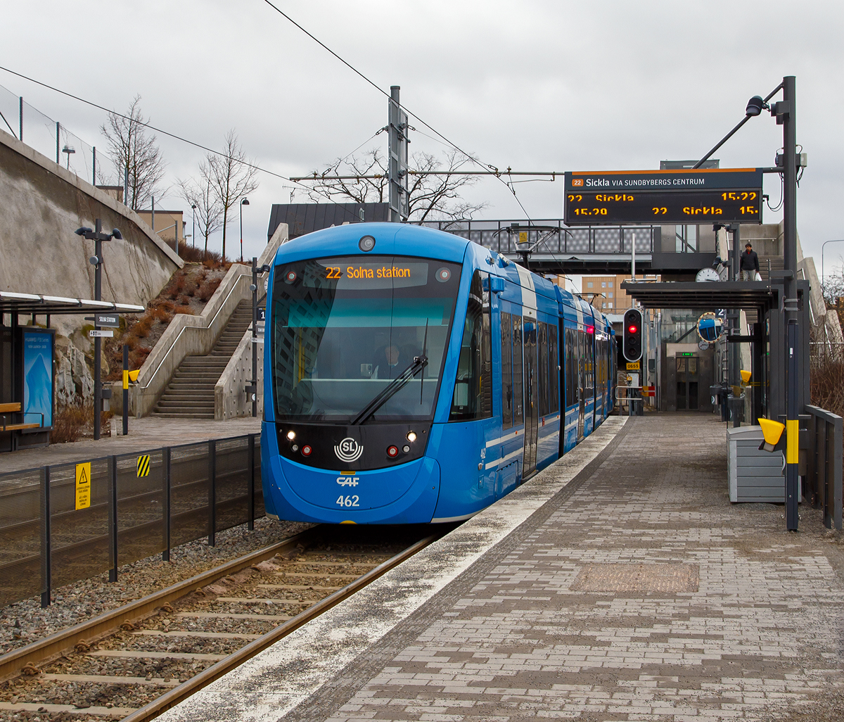 
Zwei gekuppelte dreiteilige CAF Urbos AXL der SL (AB Storstockholms Lokaltrafik), SL Baureihe A35, als Linie 22 erreichen am 21.03.2019 die Endhaltestellen Solna Station. Die Straenbahnlinie 22 befhrt die Querbahn (Tvrbanan) eine 19,8 km Straenbahnlinie in Stockholm (Solna Station – Sickla).

Urbos ist eine Familie von Straenbahnwagen der baskischen Firma Construcciones y Auxiliar de Ferrocarriles (CAF), mit Sitz in der spanischen Stadt Beasain in der Provinz Gipuzkoa. Der Urbos AXL wurde insbesondere fr lngere berlandstrecken entwickelt. Diese Einheiten erreichen eine Geschwindigkeit von 90 km/h. Die Wagenksten sind lnger als bei den Multigelenkwagen, sie laufen auf Drehgestellen mit durchgehenden Achsen. Die Endteile mit je einem Drehgestell sind, vergleichbar mit den Wagen des Typs Citylink, am bergangsende auf dem Mittelwagen mit zwei Drehgestellen aufgesattelt. Der Wagenboden ist bis auf die Bereiche ber den Enddrehgestellen stufenlos, jedoch ist er ber den brigen Drehgestellen etwas erhht. Die dreiteiligen Urbos AXL in Stockholm erhielten die Typenbezeichnung A35 und sind Zweirichtungswagen.

TECHNISCHE DATEN: 
Spurweite: 1.435 mm
Achsfolge: Bo'+ Bo' Bo'+Bo'
Fahrzeuglnge: 30.800 mm
Hhe: 3.633 mm
Breite: 2.650 mm
Drehgestellmittenabstnde:  9.600 / 5.000 / 9.600 mm
Achsabstand im Drehgesell: 1.850 mm
Niederfluranteil: 80 %
Raddurchmesser: 315 mm / 275 mm (neu/verschlissen)
Eigengewicht: 34.860 kg
Antrieb: 4 Drehstrom-Asynchronmotoren mit je 135 kW 
Leistung: 540 kW
Hchstgeschwindigkeit: 90 km/h
Maximale Beschleunigung: 1,2 m/s
Verzgerung: Betriebsbremse 1,3 m/s / Not 2,8 m/s
Max. befahrbare Steigung: 70 ‰
Sitzpltze: 72
Stehpltze (4 Personen/m):  203
Fahrdrahtnennspannung: 750 V= (DC)
