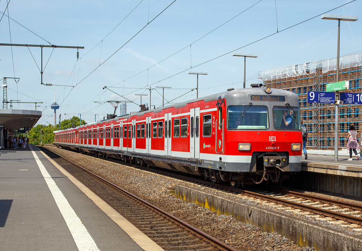 
Zwei gekuppelte ET 420 (420 926-8 und 420 987-0) der S-Bahn Köln, als S 19 nach Hennef (Sieg), am 01.06.2019 im Bahnhof Köln Messe/Deutz.