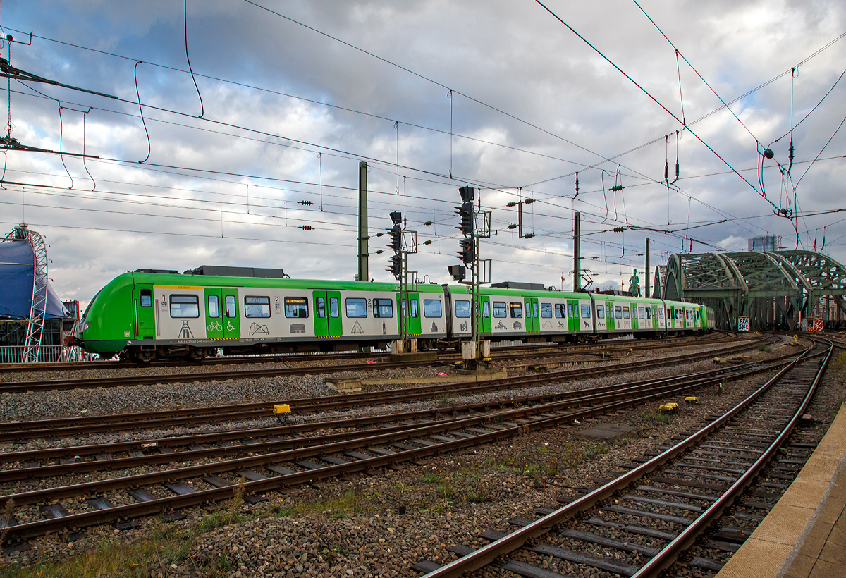 
Zwei gekuppelte ET 422 der S-Bahn Rhein-Ruhr (Betreiber DB Regio NRW) erreichen am 22.12.2018, als S 6 Essen - Dsseldorf - Kln-Nippes, den Hbf Kln.