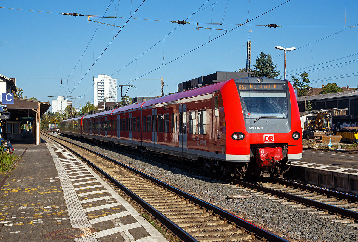 Zwei gekuppelte ET 425er (425 597/425 097 und 425 096/425 596) der DB Regio NRW am 08.10.2021, als RB 27  Rhein-Erft-Bahn  (Koblenz - Köln - Mönchengladbach), beim Halt im Bahnhof Bonn-Beuel.

Vor dem Einsatz der Alstom Coradia Continental (BR 1440), fuhren Loks der BR 143 mit drei DoSto´s diese als RB diese Verbindung. Die ET 425 führen dagegen, als RE 8  Rhein-Erft-Express , diese Verbindung.
