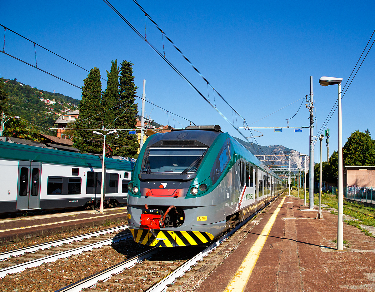 
Zwei gekuppelte ETR 425 der Trenord (ETR 425 062 und ETR 425 027) erreichen am 22.06.2016, als R 2147  nach Milano Centrale, den Bahnhof von Stresa.