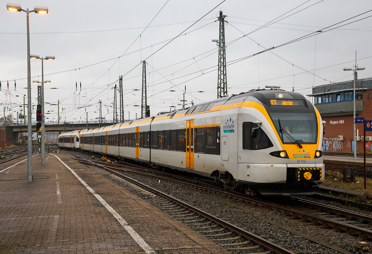 
Zwei gekuppelte FLIRT der eurobahn (KEOLIS Deutschland GmbH & Co. KG) fahren am 08.02.2016 in den Hbf Hagen, als RE 13  Maas-Wupper-Express  (Hamm/Westf. - Dsseldorf - Venlo), ein. Vorne der fnfteilige FLIRT ET 7.04 (94 80 0429 009-4 D-ERB / 94 80 0429 509-3 D-ERB) und hinten der vierteilige FLIRT ET 6.03 (94 80 0428 127-5 D-ERB / 94 80 0428 627-4 D-ERB).