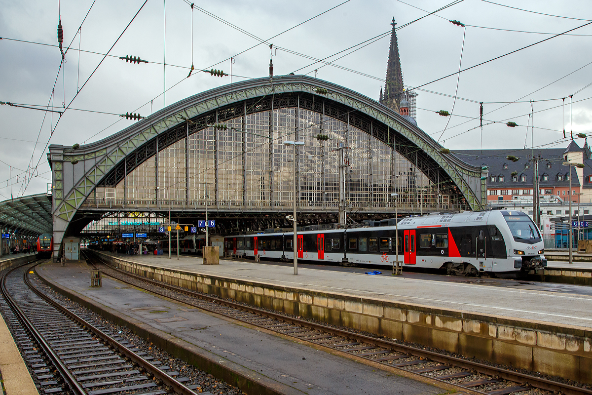 Zwei gekuppelte fnfteilige Stadler FLIRT 3 (BR 1429) der Abellio Rail NRW haben am 22.12.2018, als Verstrker des RE 1  Nordrhein-Westfalen-Express  Dortmund Hbf – Kln Hbf, die Endstation Kln Hauptbahnhof erreicht.

Die Triebzge wurden 2016 von der Stadler Pankow GmbH in Berlin fr den Verkehrsverbund Rhein-Ruhr gebaut, welcher der eigentliche Eigentmer der Zge ist. 