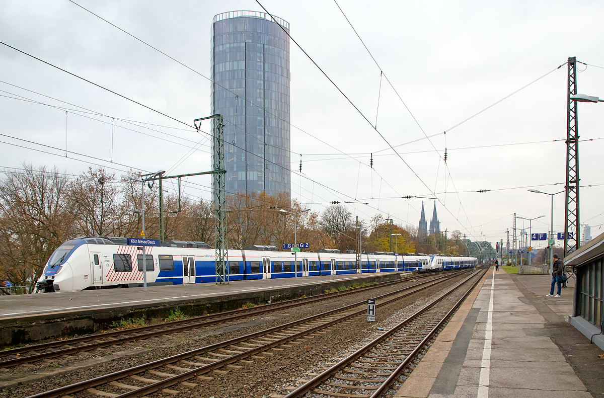 
Zwei gekuppelte fünfteilige Bombardier Talent 2 (BR 9 442) der National Express Rail GmbH (NX Rail) erreichen am 26.11.2016, als RE 7  Rhein-Münsterland-Express  (Krefeld - Köln - Wuppertal - Münster), den Bahnhof Köln Messe/Deutz.