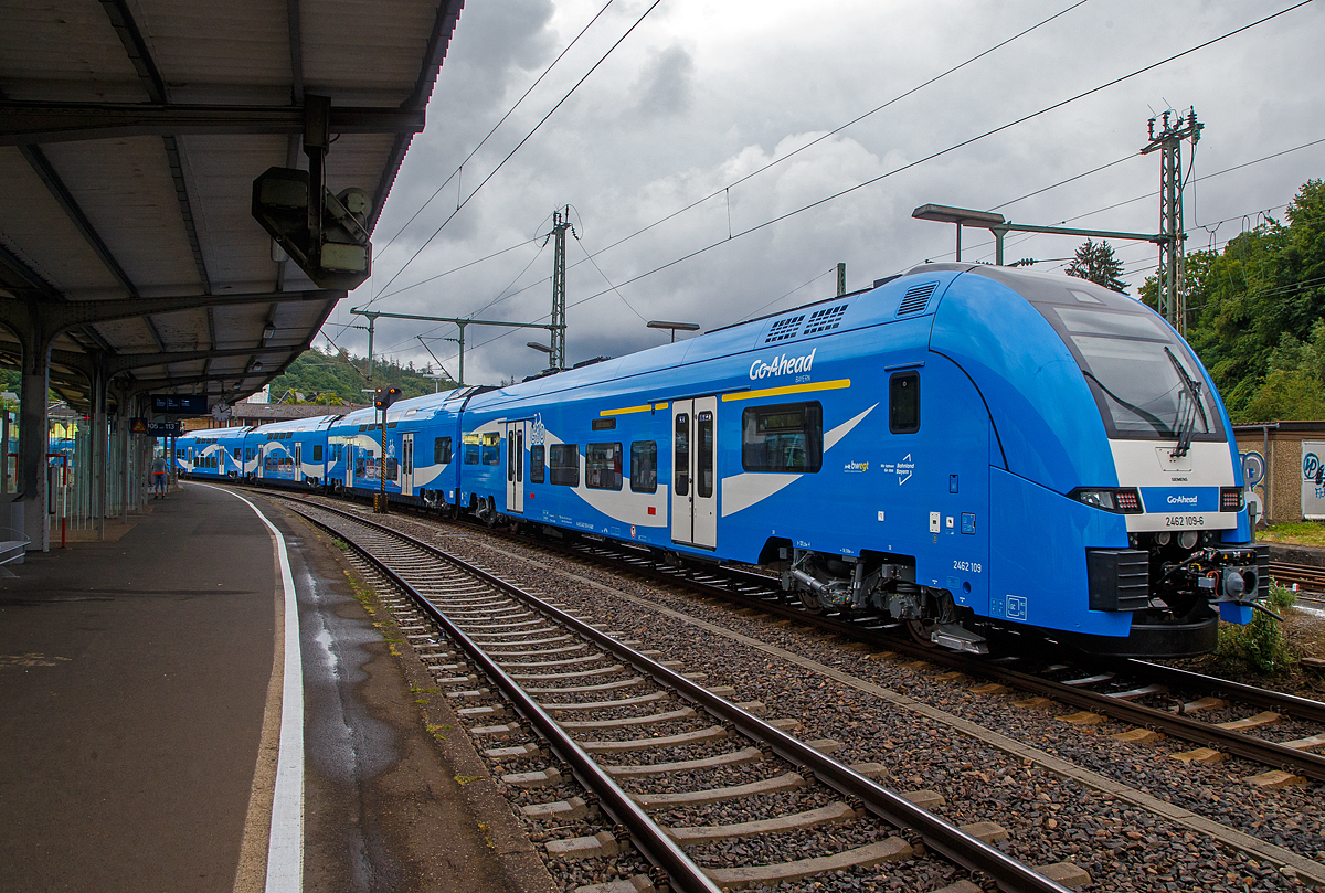 Zwei gekuppelte fünfteilige Siemens Desiro HC 2462 007-2 / 2642 107-0 und 2462 009-8 / 2462 109-6 (94 80 2462 007-2 D-GABY / 94 80 2462 107-0 D-GABY und 94 80 2462 009-8 D-GABY / 94 80 2462 109-6 D-GABY) der Go-Ahead Bayern GmbH (Augsburg) fahren am 07.07.2022 wohl auf Überführungsfahrt durch den Bahnhof Betzdorf (Sieg) in Richtung Siegen.

Für die durchgehend elektrifizierten Teil der Augsburger Netze (Los 1) hat der Betreiber Go-Ahead Bayern GmbH bei Siemens Mobility 12 fünfteilige Siemens Desiro HC und 44 dreiteilige Siemens Mireo bestellt, die ab Dezember 2022 zum Einsatz kommen werden. Beide Fahrzeugtypen werden untereinander flexibel kuppelbar sein, um sich optimal der Nachfrage anpassen zu können.

Innenausstattung:
Die Konstruktion des Innenausbaus verleiht dem Zug gemeinsam mit dem attraktiven Design ein großzügiges Raumgefühl. Die transparente Innenraumstruktur und die Gestaltung der gut einsehbaren Fahrgastbereiche gewährleisten eine komfortable Reiseumgebung, die dem Sicherheitsbedürfnis der Fahrgäste, besonders bei geringem Besetzungsgrad zu Schwachlastzeiten, Rechnung trägt. Dies unterstützen u. a. auch eine in LED-Technik mit warm-weißer Lichtfarbe blendfrei ausgeführte Beleuchtung sowie ansprechende, in den bayrischen Farben weiß-blau gehaltene Farbkonzepte.

TECHNISCHE DATEN der BR 2462 (Desiro HC fünfteilig):
Anzahl: 12 (für Go-Ahead Bayern)
Spurweite:  1.435 mm (Normalspur)
Achsformel: Bo’Bo’+2’2’+2’2’+2’2’+Bo’Bo’
Länge über Kupplung: 131.252 mm
Wagenläge Endwagen: 26.226 mm
Wagenlänge Mittelwagen: 25.200 mm
Breite: 2.820 mm
Drehgestelle: Luftgefederte Trieb- und Lauffahrwerke der SF 100- und
SF 500-Drehgestellfamilie
Leergewicht: 246 t
Höchstgeschwindigkeit: 160 km/h
Antriebsleistung: 4000 kW
Anfahrzugkraft: 300 kN
Bremskraft: 240 kN
Beschleunigung: 1,05 m/s²
Stromsystem: 15 kV 16,7 Hz ~
Stromübertragung: Oberleitung
Sitzplätze:  538 (davon 38 in der 1. Klasse)
Platz für Fahrräder: bis zu 45
Einstiegshöhe über SO: 800 mm (Endwagen) 760 mm (Mittelwagen)
Anzahl der Türen je Seite: 10