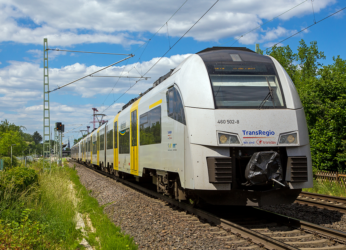 Zwei gekuppelte Siemens Desiro ML II (460 502-8 und 460 508-5) der trans regio (MittelrheinBahn) haben am 30.05.2020 den Bf. Bonn UN Campus verlassen und fahren nun, als MRB 26 MittelrheinBahn (Köln Messe/Deutz - Koblenz), weiter in Richtung Koblenz.