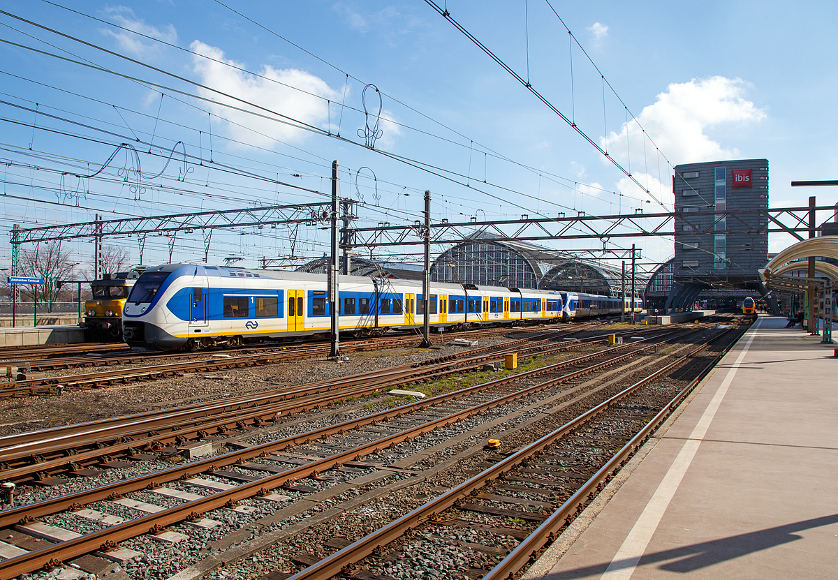 
Zwei gekuppelte vierteilige NS Sprinter Light Train (Serie 2400) verlassen am 31.03.2018 den Bahnhof Amsterdam Centraal.

Für die Erneuerung ihres elektrischen Triebzugparks suchten die NS nach modernen Fahrzeugen. Mit diesen Fahrzeugen sollten die Mat '64 (Plan-T und Plan-V) Schritt für Schritt ersetzt werden. Die Wahl fiel auf die Sprinter Light Train, die aus einer Arbeitsgemeinschaft von Siemens und Bombardier hervorgingen. Die Fahrzeuge basieren dabei auf der deutschen Baureihe 425. Der Name Sprinter steht für den Einsatz im S-Bahn-ähnlichen Verkehr, da durch breite Einstiege schnelle Fahrgastwechsel möglich werden.

Geordert wurden von der NS vierteilige (Serie 2400) und sechsteilige (Serie 2600) Einheiten. Der Bau der vierteiligen Einheiten erfolgte im Aachener Werk der Bombardier (ex Tabolt), die sechsteiligen entstammen dem Krefelder Siemenswerk (ex Düwag). Insgesamt wurden zwischen 2005 und 2009 von der NS 69 vierteilige und 62 sechsteilige Fahrzeuge geordert.

Die Züge sind neben der regulären 3 kV Gleichspannung vorbereitet für einen Einsatz unter 15 kV, 16 2/3 Hz und 25 kV 50 Hz Wechselspannung.

Die vierteiligen Einheiten werden von sechs Elektromotoren zu je 210 kW angetrieben, die sechsteiligen Einheiten verfügen über acht Motoren zu jeweils 210 kW. Die Gesamtleistung der vierteiligen SLT beträgt somit 1.260 kW, die der sechsteiligen 1.680 kW. Die Höchstgeschwindigkeit beider Bauformen beträgt 160 km/h.

Im Innenraum verfügen die vierteiligen SLT über 40 Sitzplätze in der ersten und 176 Sitzplätze in der zweiten Klasse. Hinzu kommen 170 Stehplätze. Die sechsteilige Variante bietet 56 Sitzplätze in der ersten Klasse, die zweite Klasse verfügt über 266 Sitzplätze. In dieser Variante stehen zudem 288 Stehplätze zur Verfügung. 

Die Fahrzeuge sind vollklimatisiert. Auf wenig Gegenliebe stößt in den Niederlanden allerdings das Fehlen einer Toilette.
Weitere Proteste gab es vom Zugpersonal, das bereits vor Auslieferung der 1. Bauserie auf Probleme hingewiesen hatte. Dazu gehörten der Einstieg aus dem Gleisbereich, das Fehlen eines separaten Raums für das Zugbegleitpersonal und vor allem die gläserne Rückwand zum Führerstand. Die damalige Direktion der NS wies diese Beschwerden beiseite oder versuchte, sie mit für unzureichend gehaltenen Maßnahmen zu erledigen.
So bekamen die Züge bei Personal und Reisenden den Spitzennamen „slet“, eine Übersetzung ins deutsche spar ich mir hier lieber.

Der Einsatz erfolgte zunächst in den niederländischen Ballungsgebieten mit hohen Haltestellendichten, die ein starkes Beschleunigungsvermögen verlangen. Zudem stehen die Züge für stark frequentierte Pendlerzüge mit dem Umland der Ballungsräume zur Verfügung. 

TECHNISCHE DATEN (vierteiliger SLT – Serie 2400):
Bauzeit:  2008 – 2011
Nummerierung: 2401 bis 2469,
Spurweite: 1.435 mm (Normalspur)
Achsfolge: 	Bo'Bo'2'2'Bo'
Länge über Kupplung: 69.360 mm
Breite: 2.480 mm
Höhe: 4.210 mm
Treib- und Laufraddurchmesser: 850 mm (neu) / 780 mm (abgenutzt)
Stundenleistung: 6 x 250 KW = 1.500 kW
Dauerleistung: 6 x 210 kW = 1.260 kW 
Höchstgeschwindigkeit: 160 km/h (Planmäßig 140 km/h)
Eigengewicht: 129 t
Fußbodenhöhe: 850 mm (Niederflurbereich) / 1.055 m (Hochflurbereich)
Sitzplätze: 1.Klasse 40 / 2.Klasse 144 und 32 Klappsitze
Stehplätze: 213 (4 Pers./m²)
Kleister befahrbarer Gleisbogen: R=150 m (120 m im Depotbereich)
Bremsen: elektropneumatische Druckluftbremse und elektrische Rekuperationsbremse  (Stromrückführung in die Oberleitung).
Stromsystem: 1.500 V DC (Gleichstrom)
Kupplung: Scharfenberg

