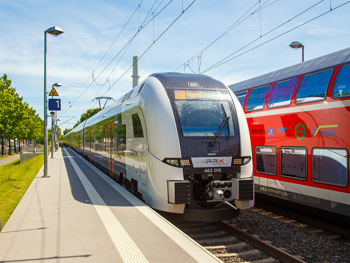 
Zwei gekuppelte vierteilige Siemens Desiro HC (462 016 und 462 021) des RRX Rhein-Ruhr-Express (betrieben vom der National Express) fahren am 01.06.2019, als RE 5 „Rhein-Express“ nach Wesel, in den Bahnhof Bonn UN Campus (in Bonn-Gronau) ein. Der Rhein-Express ist noch im RRX-Vorlaufbetrieb, National Express betreibt  z.Z. einem Umlauf im Auftrag der DB Regio. 
Wir konnten bis Köln Süd mit dem neuen Zug fahren.