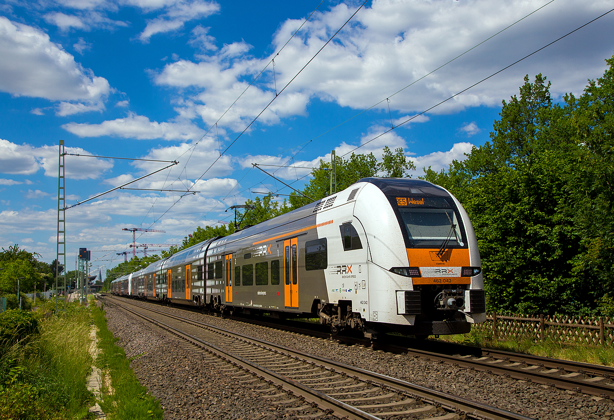 
Zwei gekuppelte vierteilige Siemens Desiro HC (462 048 und 462 042) erreichen am 30.05.2020, als RE 5  Rhein-Express  (Koblenz Hbf – Wesel), den Bf. Bonn UN Campus. 

Der RE 5 wird von National Express betriebenen. Die Triebzüge sind an die Betreiber von Siemens Mobility vermietet und tragen daher auch die NVR-Nummern 94 80 0462 xxx-x D-SDEHC.  Siemens Mobility ist auch für die Instandhaltung der Fahrzeuge zuständig. Dafür wurde in Dortmund-Eving ein Instandhaltungswerk (Rail Service Center) errichtet, es wurde am 5. September 2018 in Betrieb genommen. Neben der Werkstatt verfügt es auch über eine Außenreinigungsanlage.

Der dem RRX zu Grunde liegende Verkehrsvertrag wurde, mit einem geschätzten Volumen von zwei Milliarden Euro, europaweit ausgeschrieben. Der Zuschlag ging an die beiden folgenden Unternehmen:
Abellio Rail NRW hat das Los 1 mit den Linien RE 1 und RE 11 gewonnen und
National Express betreib die Lose 2 und 3 mit den Linien RE 4, RE 5 und RE 6 betreiben. 
Die Unternehmen bekommen inklusive Betriebsreserve 82 Fahrzeuge zur Verfügung gestellt.
Die Deutsche Bahn begründet ihre Niederlage im Wettbewerb mit höheren Lohnkosten, die zehn Prozent über denen der Konkurrenz lägen. Laut Angaben des VRR hätten die Konkurrenten jedoch vor allen Dingen bei Verwaltungs- und Energiekosten gepunktet. Mit der Vergabe wird der Marktanteil der Deutschen Bahn im Regionalverkehr Nordrhein-Westfalens voraussichtlich auf unter 50 Prozent sinken.

Aber auch im Rheintal (zwischen Basel und Karlsruhe) sollen ab 2020 Siemens Desiro HC fahren, dafür hat die DB Regio 15 Züge bestellt.

Einzelstockfahrzeuge sind die erste Wahl für den Regionalverkehr. Sie sind leicht, komfortabel und weitreichend barrierefrei ausbaubar. Doch sie stoßen an ihre Grenzen, wenn Bahnsteiglängen limitiert sind und die Fahrgastzahlen steigen. Dann bieten Doppelstockzüge die nötige
Kapazität – aber mit Kompromissen in Effizienz und Komfort. Der Desiro HC vereint sie in seiner innovativen Wagenkombination.

Der Desiro HC begeistert auf den ersten Blick. Sein Design sagt jedem Betrachter: Hier ist ein zeitlos modernes und hochwertiges Fahrzeug unterwegs.

Auffällig leise: Von der geräuscharmen Fahrt des Desiro HC profitieren Anwohner der Strecke genauso wie die Fahrgäste. Das Fahrzeug beschleunigt und bremst ruckfrei und fährt dank seiner hochwertigen Drehgestelle mit leistungsfähiger Luftfederung enorm laufruhig. Unmerklich sorgt das energieeffiziente Heiz-, Lüftungs- und Klimasystem für frische, immer angenehm temperierte Luft. Hier vergisst man fast, dass man in einem Zug sitzt. Steckdosen und WLAN sind heute ein Muss – und selbstverständlich an Bord.

TECHNISCHE DATEN der BR 462 (Desiro HC vierteilig):
Anzahl: 82 (für RRX)
Spurweite: 1.435 mm (Normalspur)
Achsformel: Bo’Bo’+2’2’+2’2’+Bo’Bo’
Länge über Kupplung: 105.252 mm
Wagenläge Endwagen: 26.226 mm
Wagenlänge Mittelwagen: 25.200 mm
Breite: 2.820 mm
Leergewicht: 200 t
Höchstgeschwindigkeit: 160 km/h
Kurzzeitleistung: 4000 kW
Stundenleistung: 3290 kW
Beschleunigung: 1,1 m/s²
Stromsystem: 15 kV 16,7 Hz ~
Stromübertragung: Oberleitung
Sitzplätze: 400 (davon 36 in der 1. Klasse)
Fußbodenhöhe (Einstieg): 800 mm (Endwagen) 730 mm (Mittelwagen)
Anzahl der Türen je Seite: 8

Auch wenn es diese Züge für den RRX schon fahren, so bleibt nach sehr viel Arbeit, denn die Infrastruktur muss dafür noch modernisiert werden.