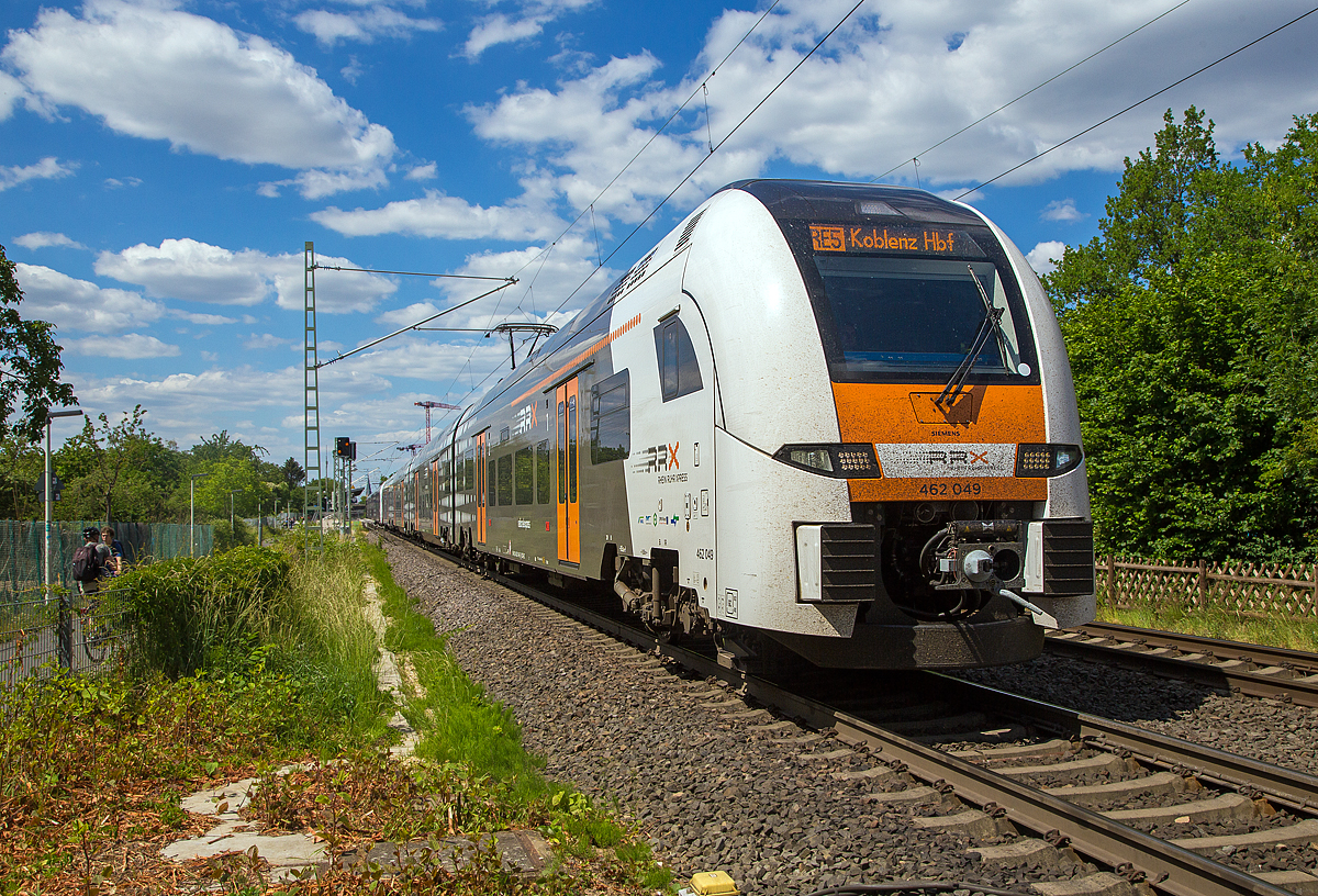 
Zwei gekuppelte vierteilige Siemens Desiro HC der Baureihe BR 462 fahren am 30.05.2020 vom Bf. Bonn UN Campus, als RE 5  Rhein-Express  (Wesel - Koblenz Hbf), weiter in Richtung Koblenz. 

Der RE 5 wird von National Express betriebenen. Die Triebzüge sind laut den NVR-Nummern (94 80 0462 xxx-x D-SDEHC) im Eigentum von Siemens. Siemens Mobility ist auch für die Instandhaltung der Fahrzeuge zuständig. Dafür wurde in Dortmund-Eving ein Instandhaltungswerk (Rail Service Center) errichtet, es wurde am 5. September 2018 in Betrieb genommen. Neben der Werkstatt verfügt es auch über eine Außenreinigungsanlage.

Der dem RRX zu Grunde liegende Verkehrsvertrag wurde, mit einem geschätzten Volumen von zwei Milliarden Euro, europaweit ausgeschrieben. Der Zuschlag ging an die beiden folgenden Unternehmen:
Abellio Rail NRW hat Los 1 mit den Linien RE 1 und RE 11 gewonnen,
National Express wird die Lose 2 und 3 mit den Linien RE 4, RE 5 und RE 6 betreiben, dafür werden dem Unternehmen bis Dezember 2020 inklusive Betriebsreserve 52 Fahrzeuge zur Verfügung gestellt.

Die Deutsche Bahn begründet ihre Niederlage im Wettbewerb mit höheren Lohnkosten, die zehn Prozent über denen der Konkurrenz lägen. Laut Angaben des VRR hätten die Konkurrenten jedoch vor allen Dingen bei Verwaltungs- und Energiekosten gepunktet. Mit der Vergabe wird der Marktanteil der Deutschen Bahn im Regionalverkehr Nordrhein-Westfalens voraussichtlich auf unter 50 Prozent sinken.