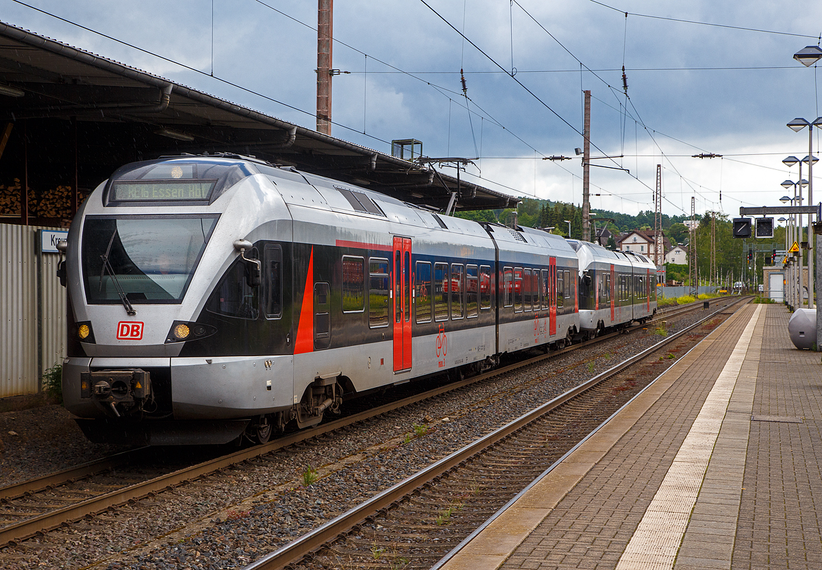 Zwei gekuppelte zweiteilige Stadler FLIRT der DB Regio NRW (ex ET´s der Abellio Rail NRW) erreichen am 09.06.2022, als RE 16  Ruhr-Sieg-Express  (Siegen – Hagen – Essen), den Bahnhof Kreuztal. Die Kreuztaler Abstellgruppe spiegelt sich etwas im vorderen Triebwagen.

Die Triebwagennummern kann man nun bei den DB Regio Triebzügen nicht mehr an der Front erkennen, nun die NVR-Nummern stehen an der Seite. 