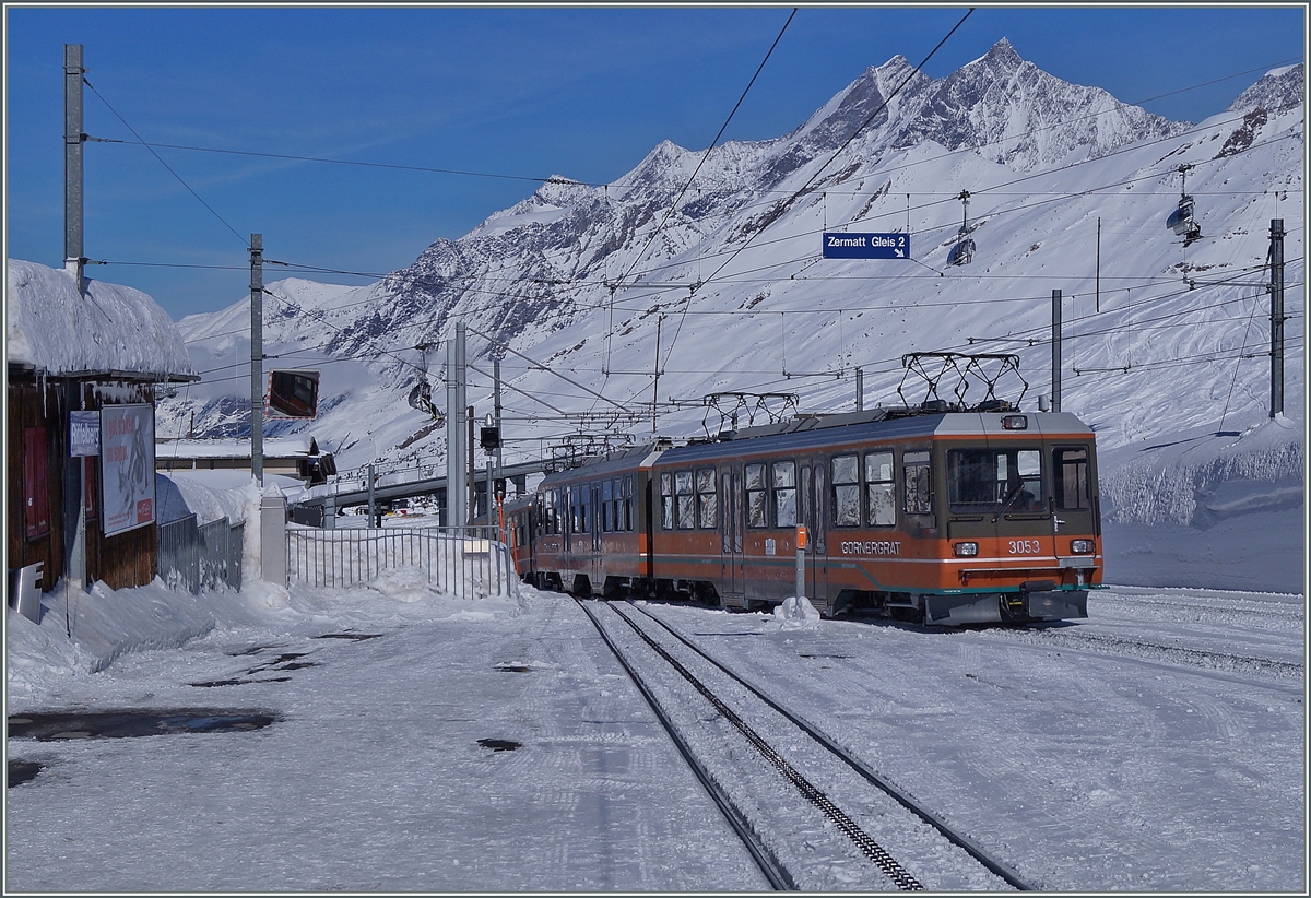 Zwei GGB Beh 4/8 verlassen Riffelberg Richtung Zermatt. 
27. Feb. 2014