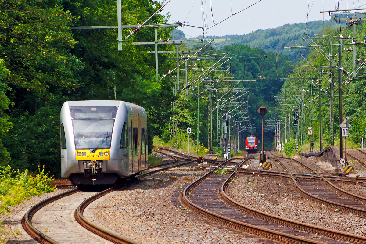 
Zwei kurz vor der Einfahrt in ihre Endstation den Bahnhof Au an der Sieg, am 10.06.2014:
Links der Stadler GTW 2/6, VT 101 der Vectus kommt von Altenkirchen  als RB 28  Oberwesterwald-Bahn , er fährt auf der KBS 461 (Oberwesterwaldbahn). 
Rechts hinten, über die zweigleisige Siegstrecke (KBS 460) kommen zwei ET 423 der S-Bahn Köln in Doppeltraktion (423 555-2 und 423 553-7) als S 12 von Dürren via Köln.