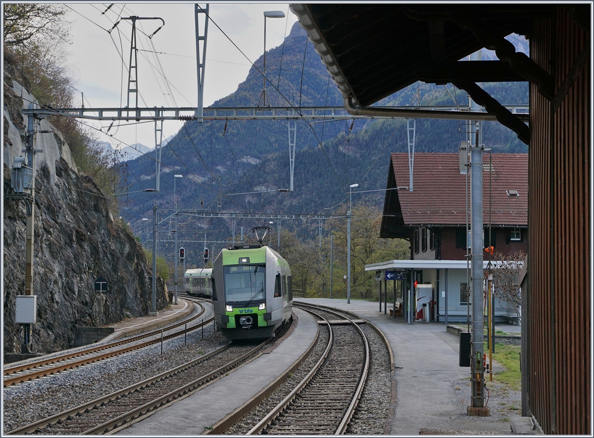 Zwei  Lötschberger  als RE nach Bern mit dem RABe 535 104 an der Spitze in Lalden am 25. Oktober 2017.
