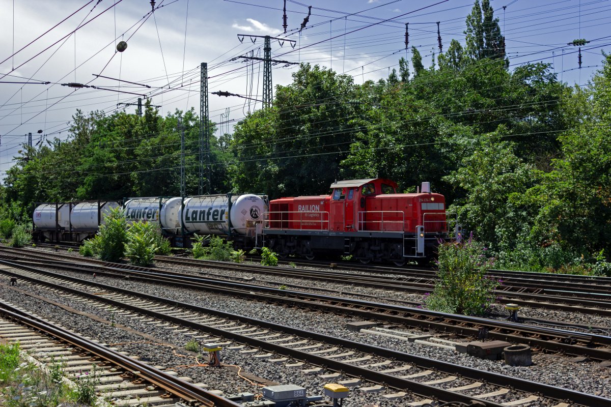 Zwei mit Chemiecontainern beladene Wagen werden am 26.07.23 von 294 674 vom Gterbahnhof Hamm in den Hafen befrdert.