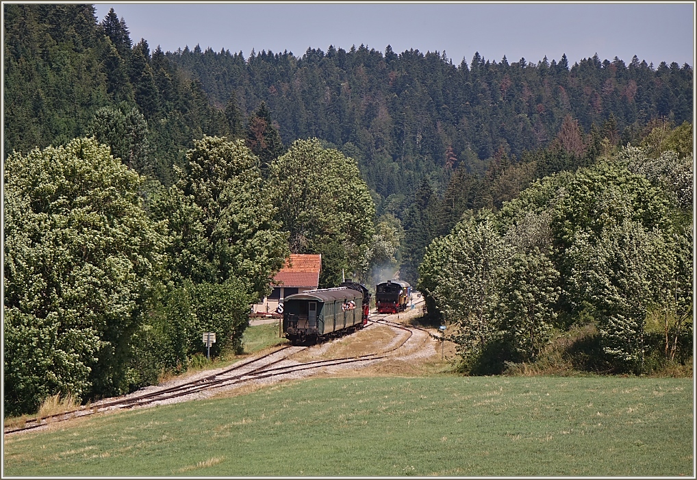 Zwei Museumsbahnzüge der Coni'Fer kreuzen sich in Le Touillon. (15.07.2023)