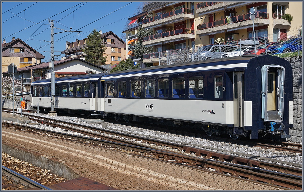 Zwei revidiert und mit automatischer Kupplung ausgerstete MOB Reisezugwagen in Chernex. Im Vordergrund steht der Ab 303, der Zweitklassewagen drft der B 323 sein.
27. Marz 2017