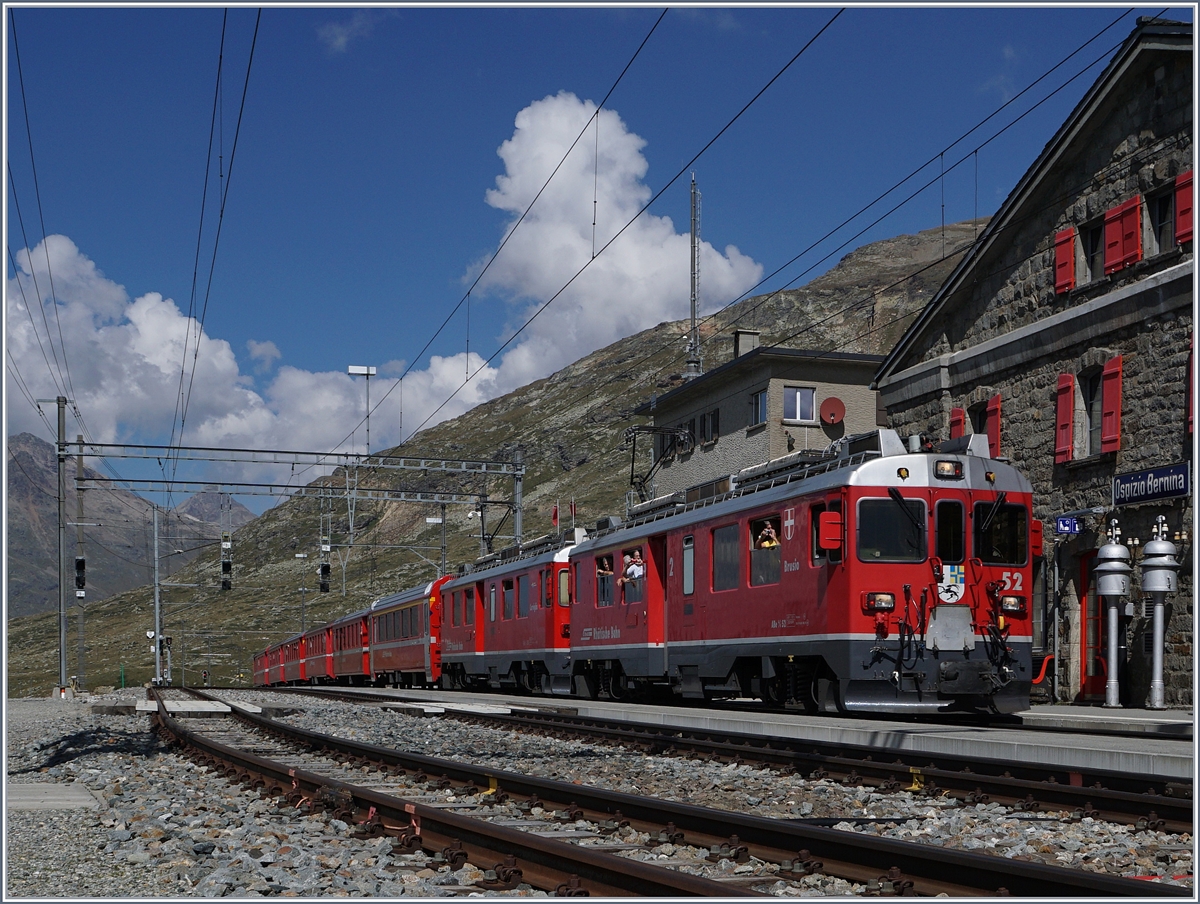 Zwei RhB ABe 4/4 III haben mit ihrem Regionalzug von St.Moritz nach Tirano den hchsten Punkt ihrer Reise erreicht: Ospizio Bernina, 2253 mM.
13. Sept. 2016