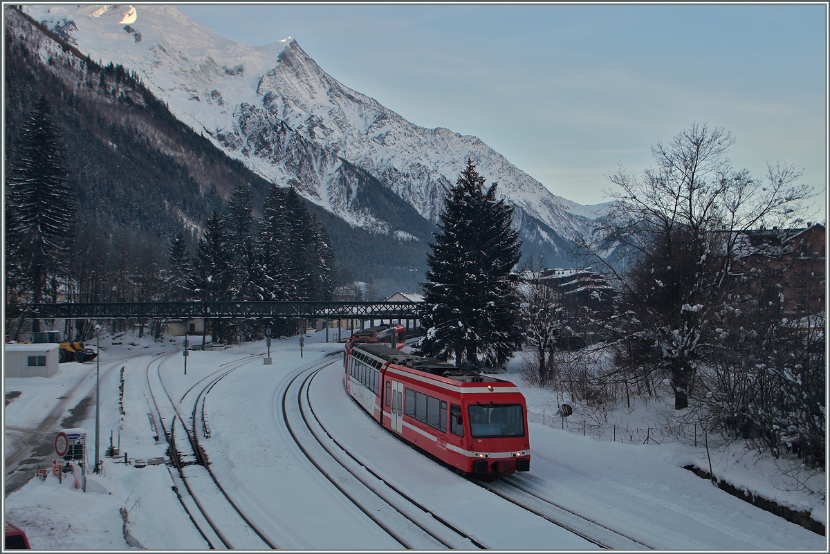 Zwei  Stadler-Triebzüge  verlasen den Bahnhof von Chamonix Mont Blanc als TER 18909 Richtung Vallorcine. 
10. Feb. 2015  