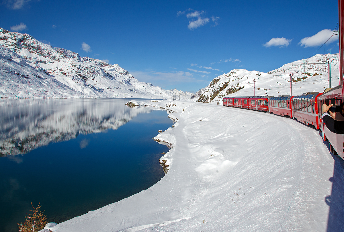 
Zwei Tage spter  auf der Rckfahrt, bei Schnee und bestem Kaiserwetter....
Gefhrt von dem ALLEGRA-Zweispannungstriebzug RhB ABe 8/12 – 3501 „Willem Jan Holsboer „ erreicht am 04.11.2019  unser RhB Regionalzug von Tirano nach St. Moritz, bald den hchsten Punkt der Berninabahn, Ospizio Bernina. Links der Lago Bianco (wobei „wei2 ist er bei dem Wetter nicht).
