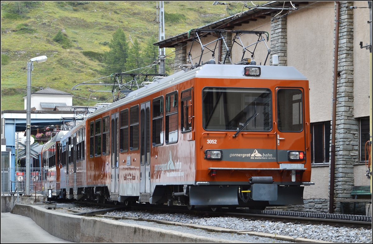 Zwei Triebzüge der Gornergratbahn. Deutlich zu sehen die beiden Phasen der Drehstromfahrleitung. August 2014.