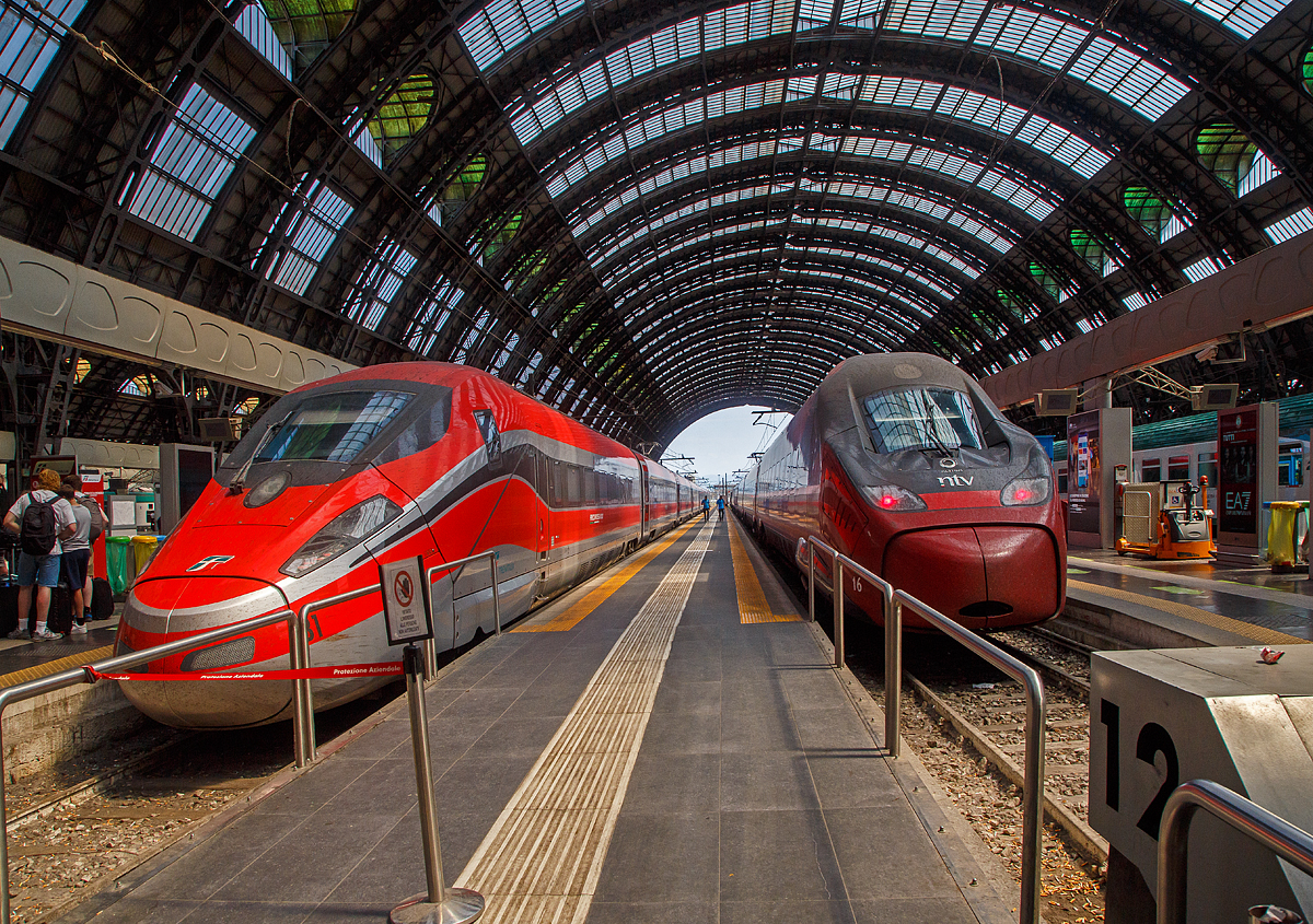 Zwei ungleiche Gesichter von Hochgeschwindigkeitstriebzügen am 12.07.2022 im Bahnhof Milano Centrale (Mailand Hbf):
Links der Trenitalia Frecciarossa 1000 ( Rote Pfeil 1000 ), der ETR.400.31 und rechts der Italo NTV ETR.675.16 der Nuovo Trasporto Viaggiatori.

Zudem unterscheiden sich die Triebzüge auch über die Hochgeschwindigkeit, der ETR 400 ist für 300 km/h (technisch möglich 360 km/h) zugelassen, der ETR 675 hat eine Hochgeschwindigkeit von 250 km/h.
