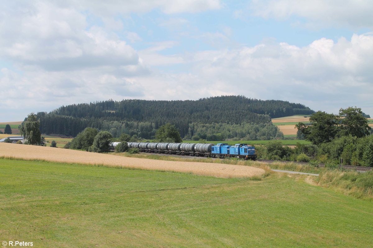 Zwei  Vogtland Zwerge  oder auch  Schlümpfe  ziehen einen Kesselzug bei Lengenfeld in Richtung Weiden in der Oberpfalz zum Tanklager Hauer. Loknummern waren 204 022-2 und 204 011-5 der PRESS. 12.07.18