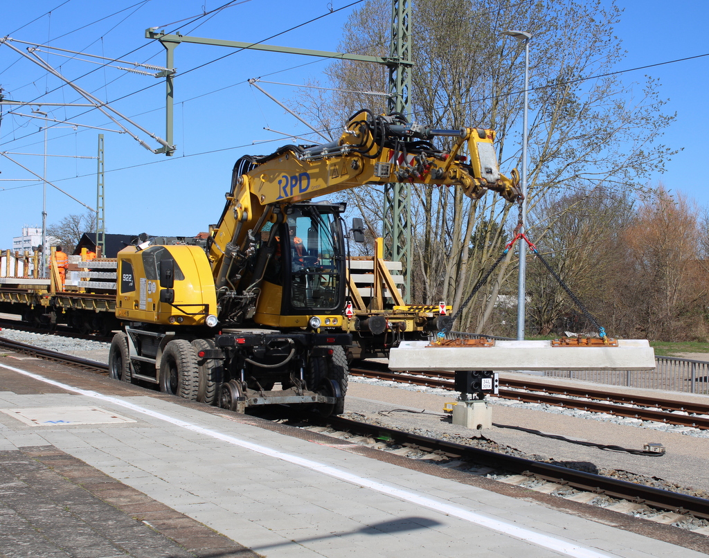 Zwei-Wege Bagger am 06.04.2025 in der S-Bahnstation Rostock-Holbeinplatz
