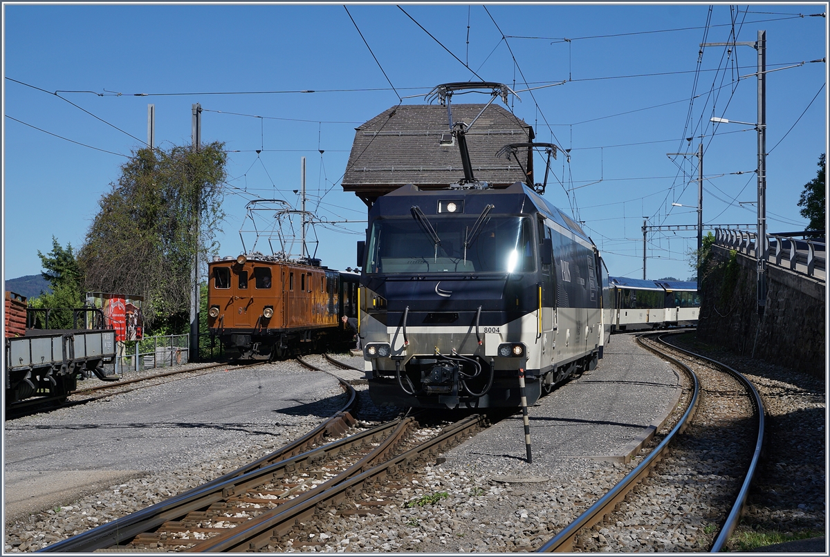 Zwei ziemlich unterschiedliche Ge 4/4 in Chamby: Links die Bernina Bahn Ge 4/4 181 der Blonay-Chamby Bahn und rechts die Ge 4/4 8004 der MOB. (Hinweis zum Fotostandort: das Bild entstand auf dem Strassen-Bahn Übergang bei geöffneten Schranken) 

8. Juni 2019