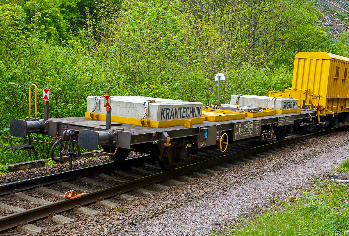 Zweiachsiger Flachwagen 23 81 9100 005-4 A-RTS der Gattung Us, der sterreichischen Bahnbaufirma Swietelsky Baugesellschaft mbH (Fischamend-Steg), die Standartbeladung sind 2 Stck Betonkltze  4,3 Tonnen (als zustzliche Gegengewichte fr den Kran KRC 1200), ist am 14.05.2016 in Kautenbach (Luxemburg) abgestellt. Nach der NVR-Nummer ist der Wagen eingestellt von der RTS Rail Transport Service GmbH, Graz diese ist eine 100%ige Tochter der Swietelsky Baugesellschaft m.b.H.

Der Wagen wurde 1987 von SGP – Simmering-Graz-Pauker AG im Werk Graz gebaut. Die Fabriknummer ist leider unleserlich eingeschlagen. Swietelsky Inventarnummer 001-22385.

TECHNISCHE DATEN:
Spurweite: 1.435 mm (Normalspur)
Anzahl der Achsen: 2
Lnge ber Puffer: 14.100 mm
Lnge der Ladeflche: 12.700 mm
Achsabstand: 8.000 mm
Eigengewicht: 13.980 kg
Max. Ladegewichte: 31,0 t ab Streckenklasse D  (18, 0 t bei A )
Zul. Hchstgeschwindigkeit: 100 km/h / 120 km/h (leer)
Kleinster befahrbarer Gleisbogen: R 120m
Bremse: KE-GP
Handbremse: ja

Dahinter der angekuppelte Schutzwagen 99 81 9377 004-2 A-RTS zum Kirow-Gleisbaukran KRC 1200. 