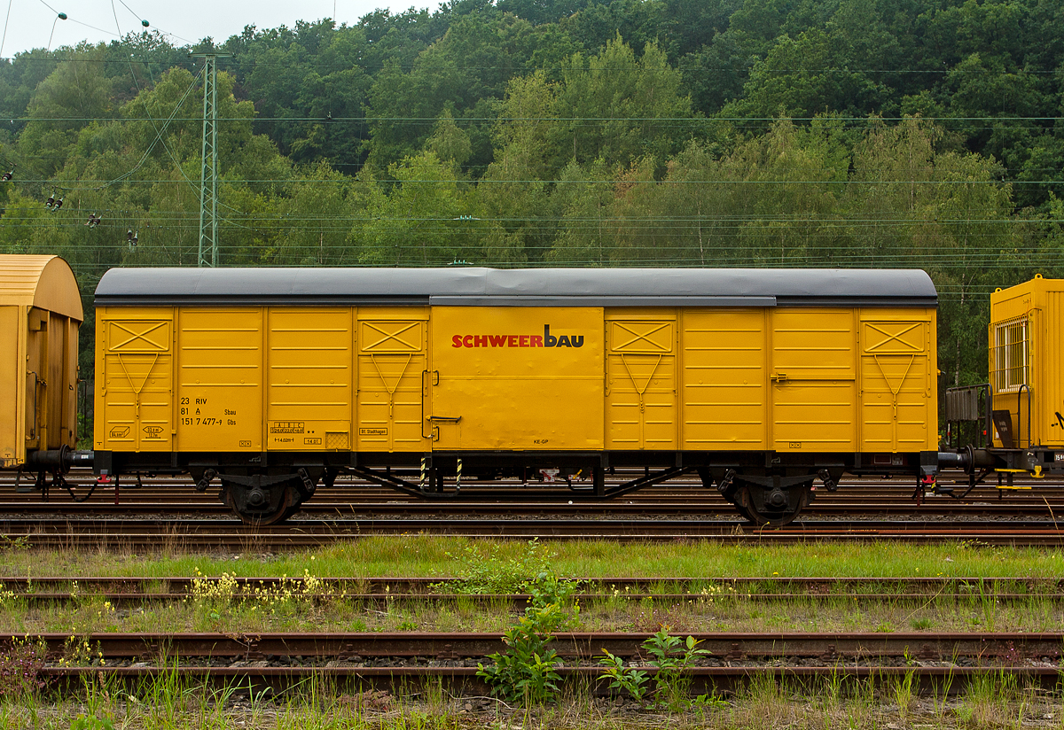 Zweiachsiger Gbs-Gterwagen 23 811517 477-9 A-SBAU der Fa. Schweerbau zur Bettungsreinigungsmaschine RM 900 S-2 SIM abgestellt am 22.08.2011 in Betzdorf/Sieg.