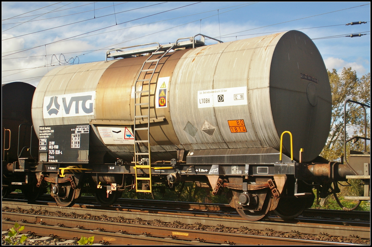 Zweiachsiger Kesselwagen der Gattung Zces der Einstellers VTG Aktengesellschaft zum Transport von Kaliumhydroxidlösungen (Kalilaugen), der am 09.09.2017 in einem Kesselwagenzug Höhe Magdeburg Elbbrücke mitlief (23 RIV 80 D-VTGD 7475 030-4 Zces)