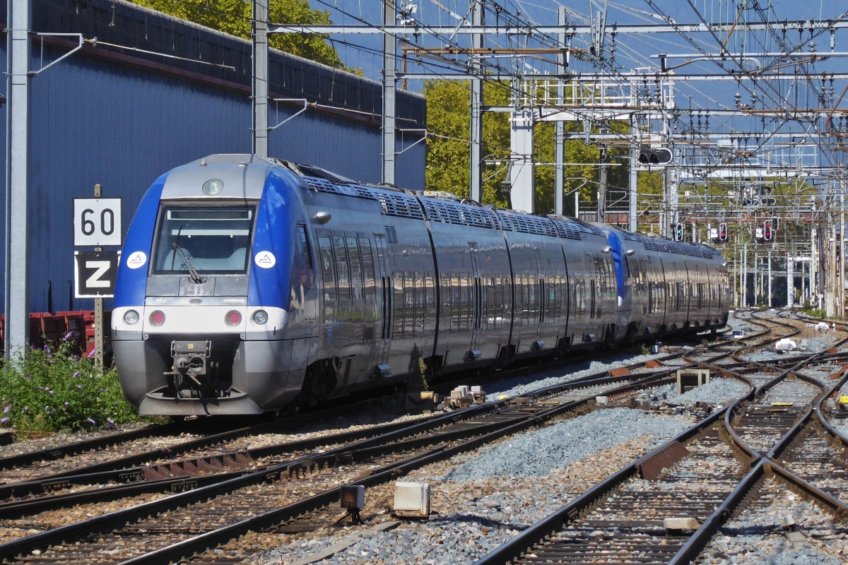 Zweiwege Selbstfahrer Triebzüge 82581 und 82703 verlassen den Bahnhof von Chambery-Challes-les-Eaux in Richtung Lion Part Dieu über Pin / Bourgoin Jallieu. 22.09.2022