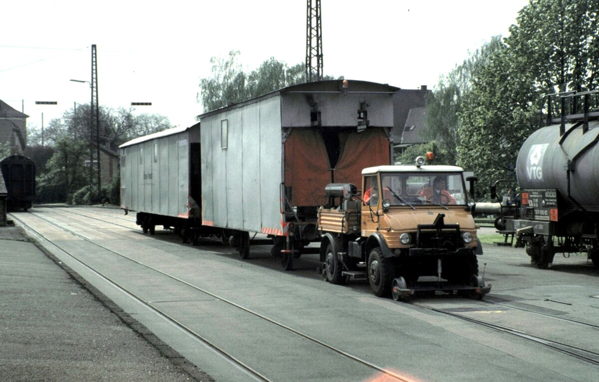 Zweiwege-Unimog mit Kollagen-Transport in Weinheim/Bergstrasse im April 1994. Der Transport ging von der Firma Carl Freudenberg KG zum Naturin-Werk einige hundert Meter weiter parallel zur Bahnstrecke und Straße.
