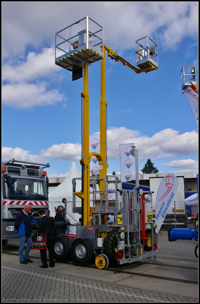 Zweiwegehubarbeitsb�hne 4'AXE der DB Bahnbau Gruppe. Ausgestellt war die Arbeitsb�hne auf der InnoTrans 2014 (Selbstfahrendes schienengebundenes Ger�t, Register-Nr G 9936 012)