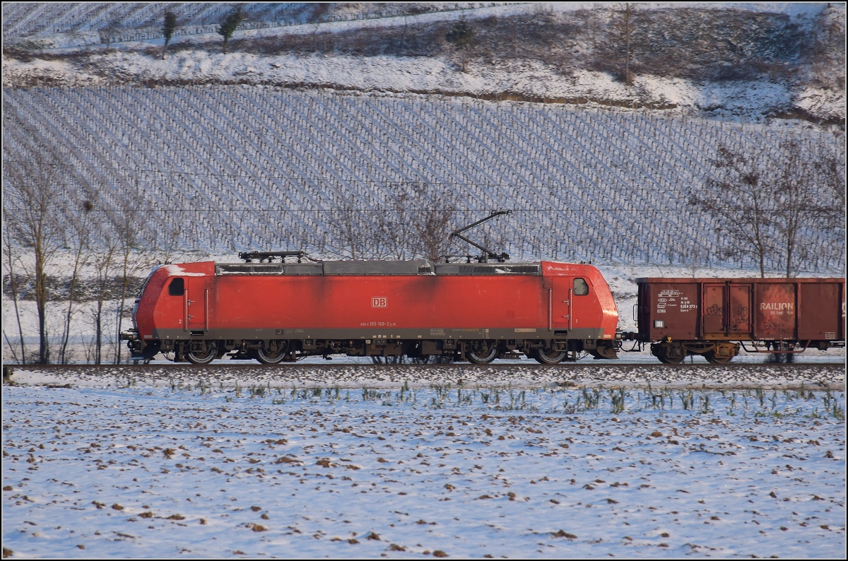 Zwischen Belchensystem und Blauendreieck. 

185 168 nordwärts bei Buggingen. Februar 2021.