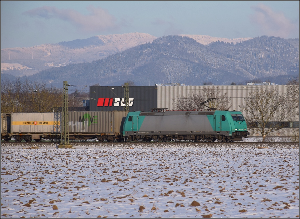 Zwischen Belchensystem und Blauendreieck. 

Angel Train 185 609 Richtung Basel bei Buggingen. Februar 2021.