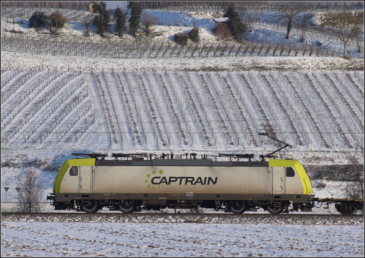 Zwischen Belchensystem und Blauendreieck. 

Captrain 185 153 ist bei Buggingen nordwärts unterwegs. Februar 2021.