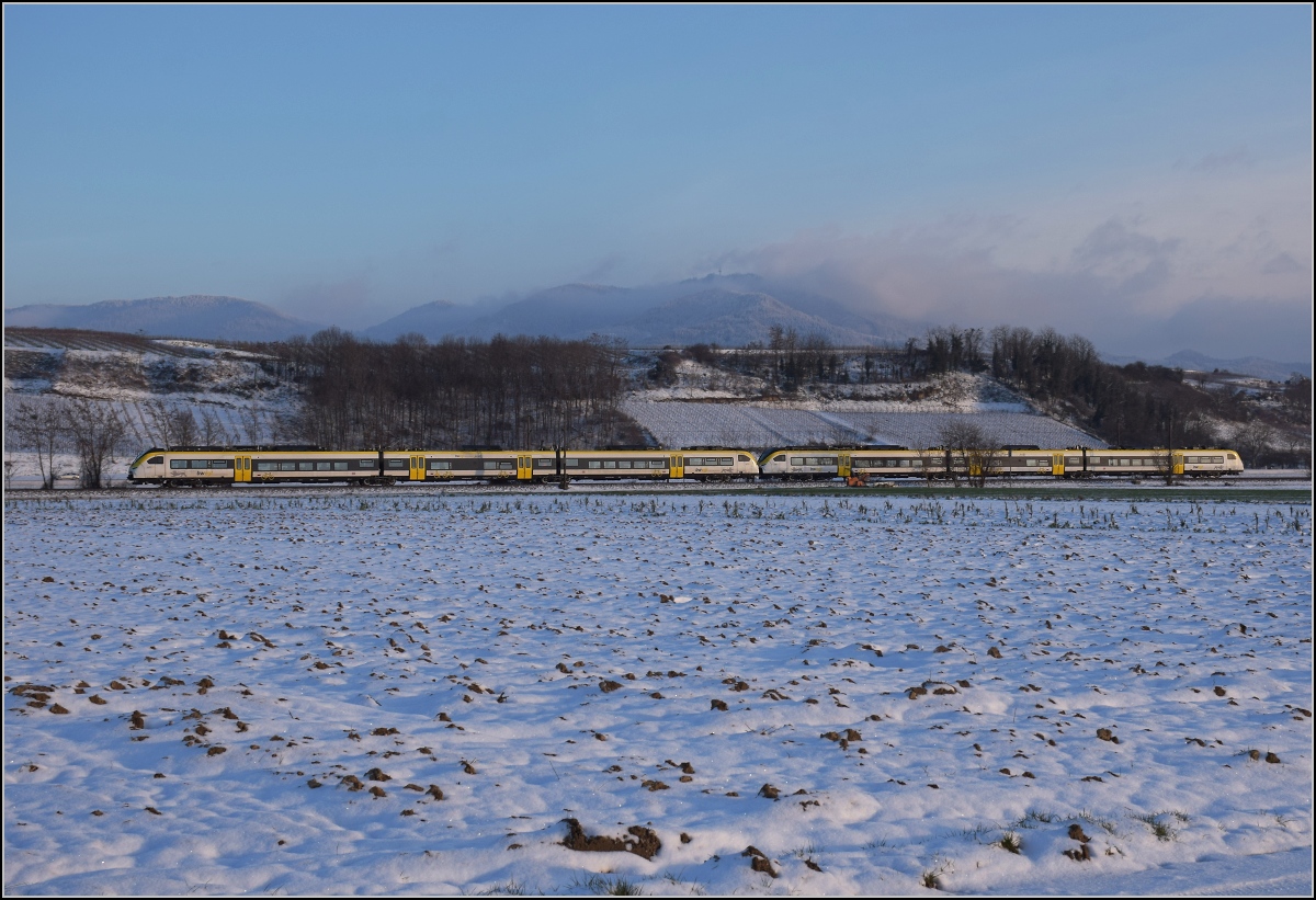 Zwischen Belchensystem und Blauendreieck. 

Eine Mireo-Doppel von bwegt Richtung Freiburg bei Buggingen. Im Hintergrund hat sich kurz vor Sonnenuntergang der Blauen aus seinen Nebeln befreit. Februar 2021.