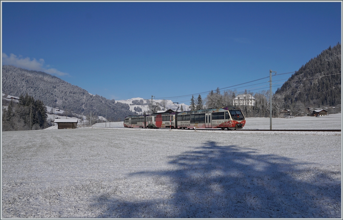 Zwischen Blankenburg und Stöcklic zeigt sich der bunte MOB Be 4/4 5002  Nankai  mit seinen beiden Steuerwagen in der Winterlandschaft des Simmentals.

3. Dezember 2020