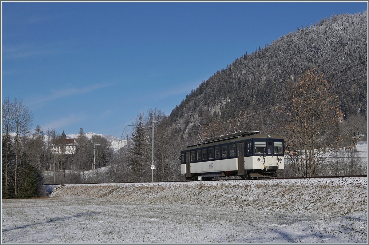 Zwischen Stöckli und Blankenburg ist der MOB Be 4/4 1007 (ex Bipperlisi) auf dem Weg von der Lenk nach Zweisimmen.

3. Dezember 2020