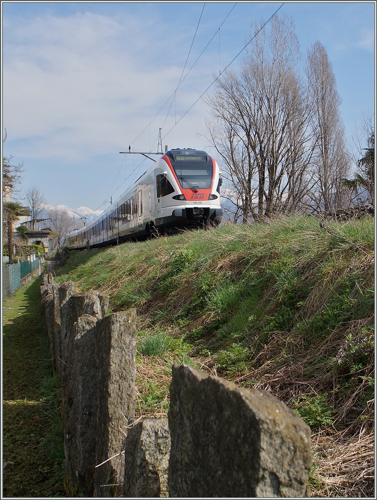 Zwischen Tenero und der Endstation Locarno ist dieser TILO Flirt RABe 524 104 unterwegs, das eigentliche Motiv aber sind die typischen, auf weiten Strecken die Tessiner Gotthardbahn-Line (bzw. hier die Stichstecke nach Locarno) säumenden Steinplatten. 

18. März 2015