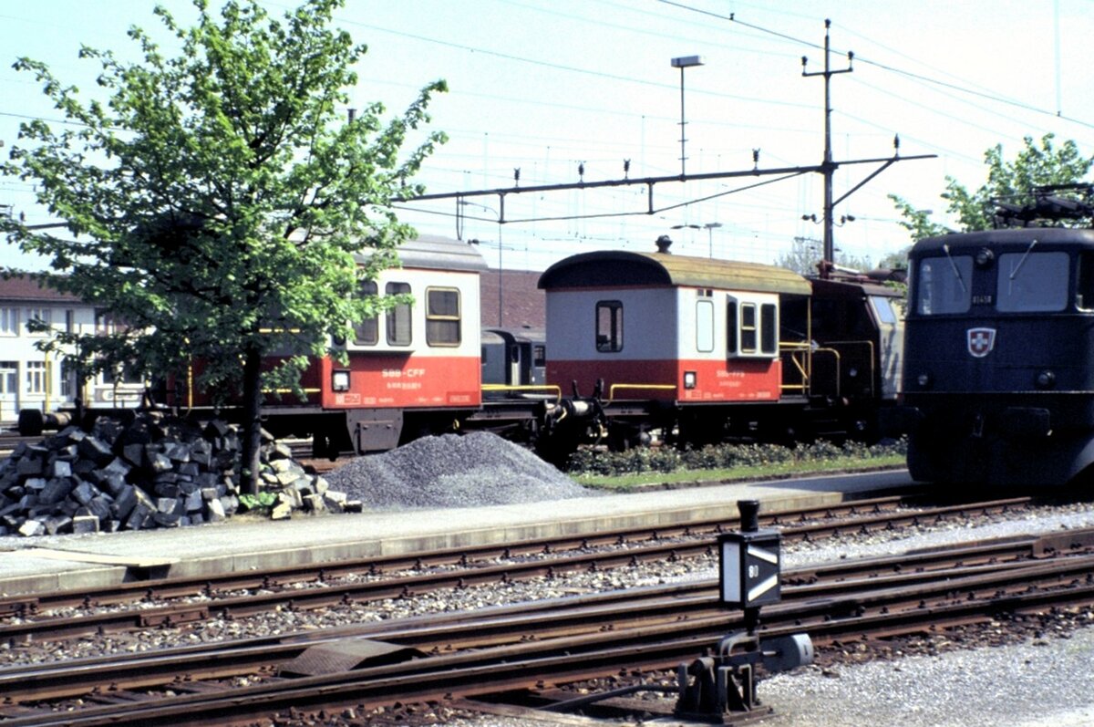 Zwischenwagen für Swiss-Express Wagen  Sputnik  und Ae 6/6 Nr.11 418 in Goldach am 16.05.1982.