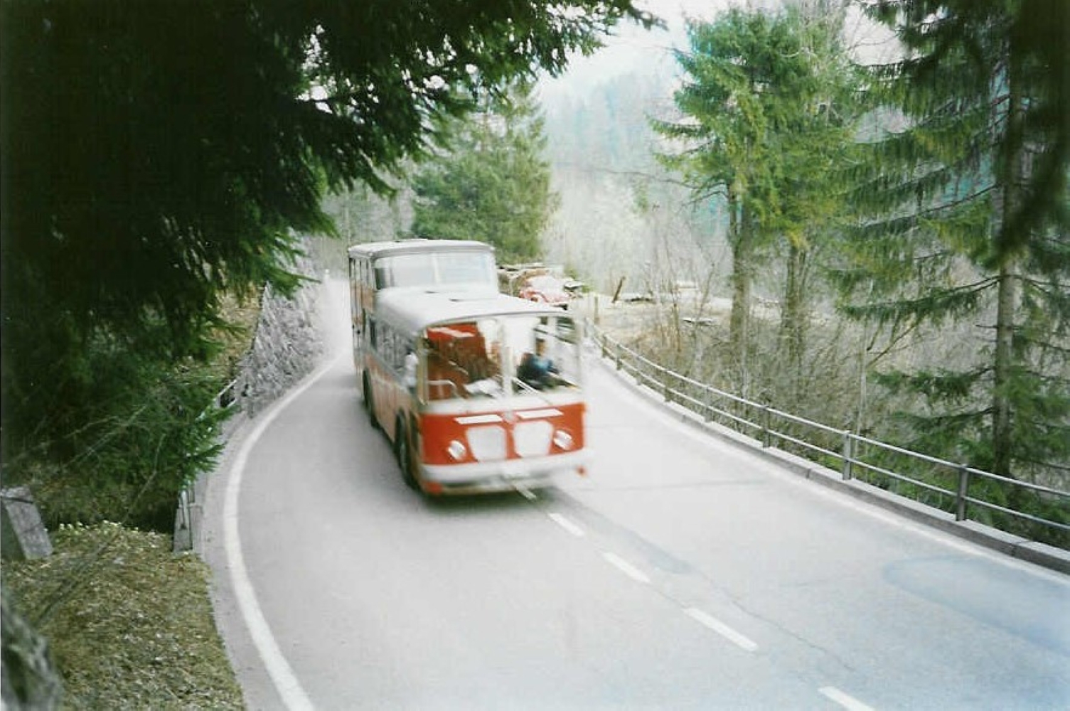 (005'503) - Aus dem Archiv: AFA Adelboden - Nr. 4/BE 26'704 - FBW/Vetter-R&J Anderthalbdecker am 18. Mrz 1990 in Achseten, Ladholz