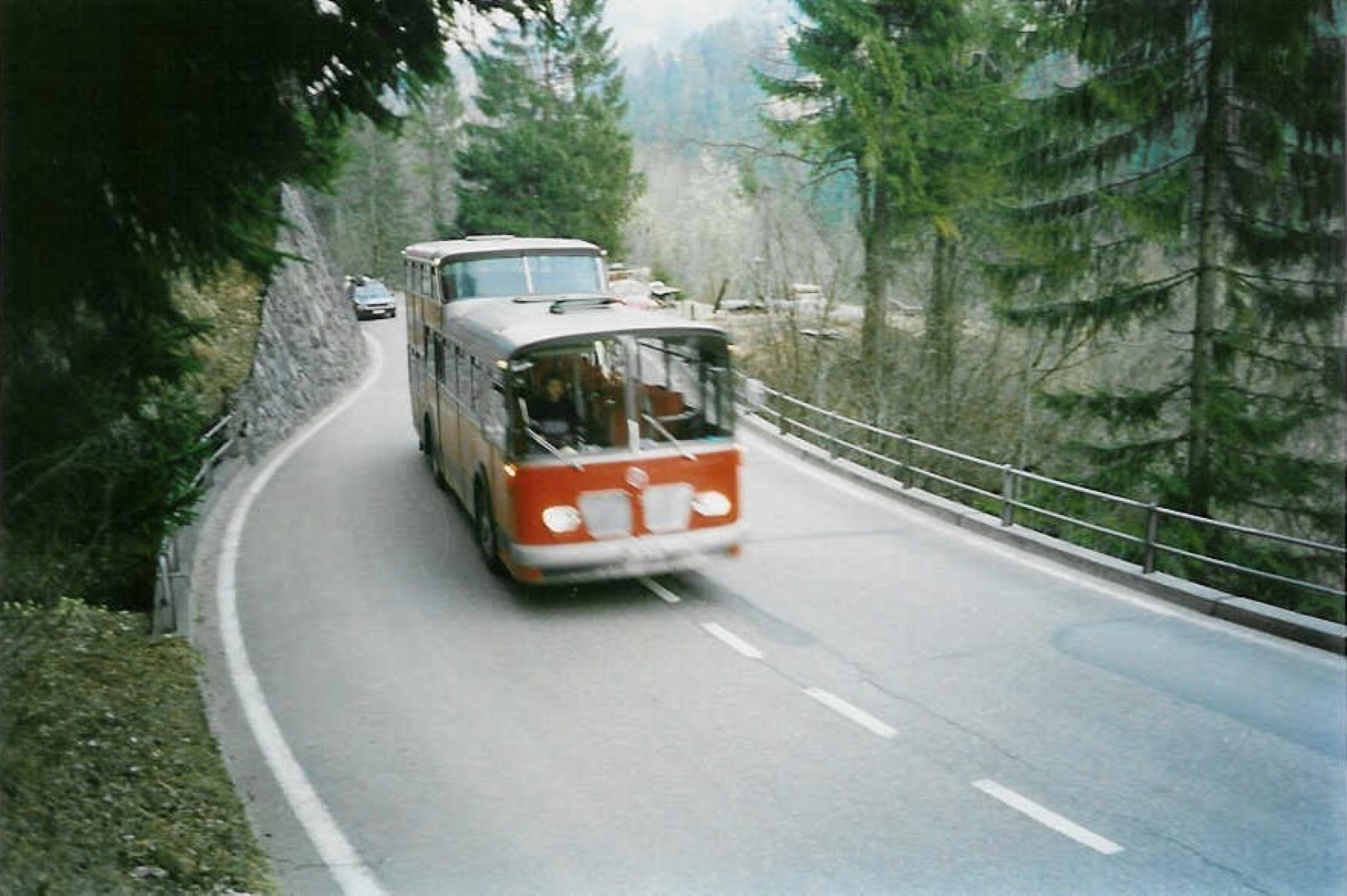 (005'505) - Aus dem Archiv: AFA Adelboden - Nr. 7/BE 26'707 - FBW/Vetter-R&J am 18. Mrz 1990 in Achseten, Ladholz