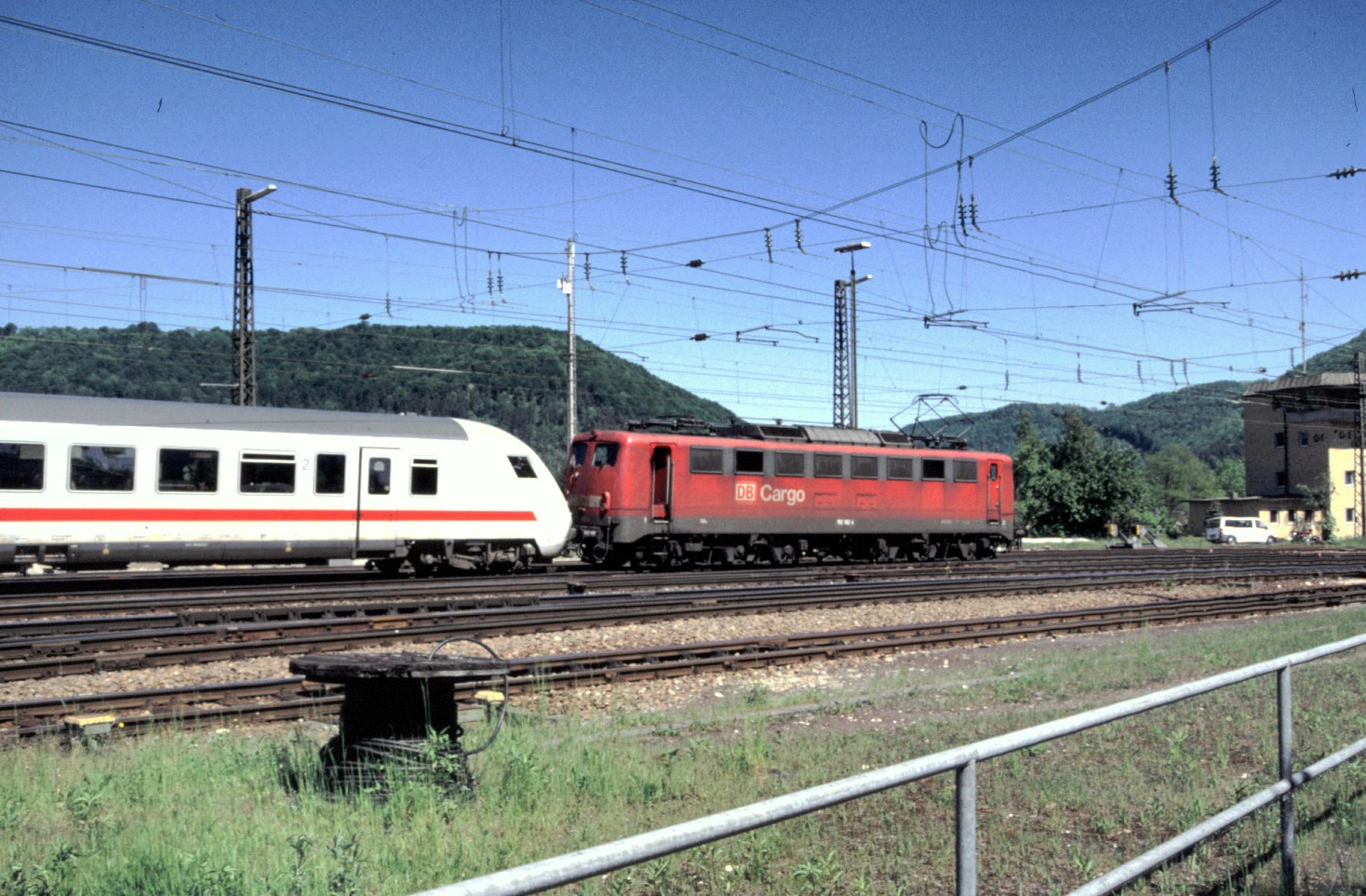 150 182-4 gibt IC Schubhilfe auf der Geislinger Steige am 17.05.2002.